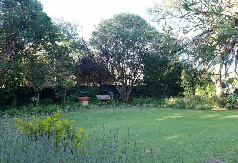 Six Valk Avenue Guest House