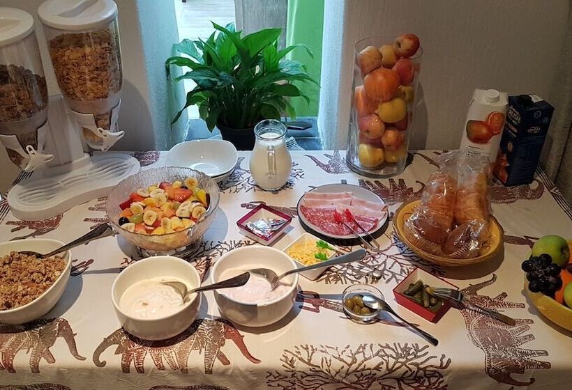 Six Valk Avenue Guest House