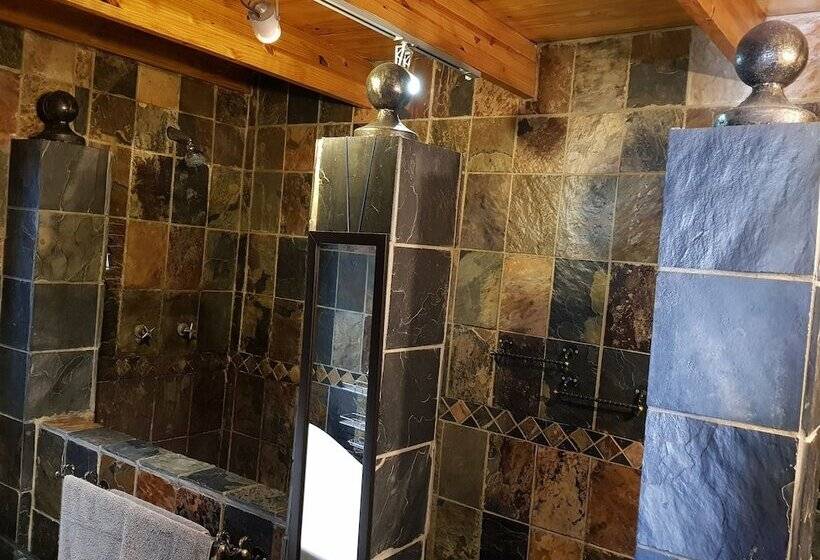 Six Valk Avenue Guest House