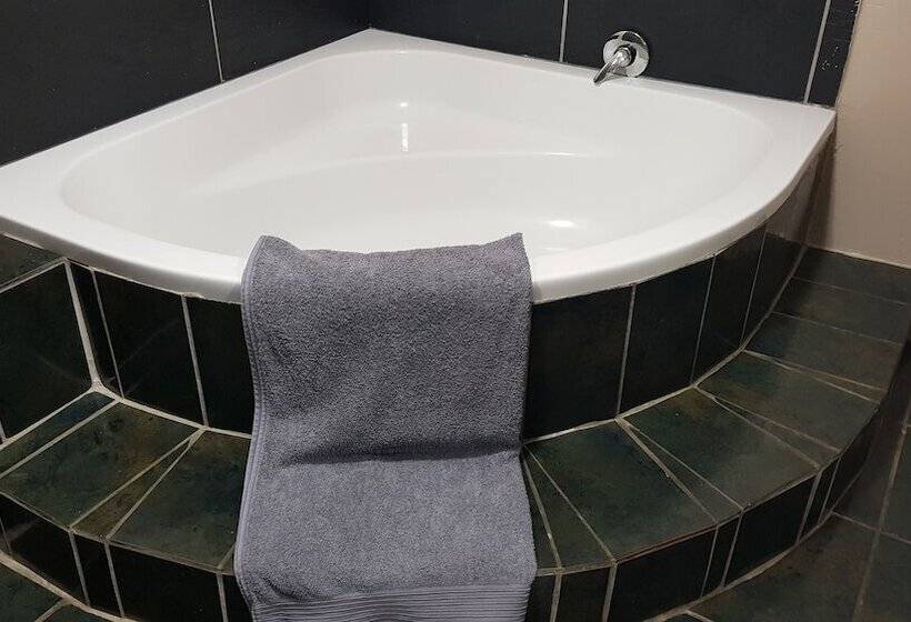 Six Valk Avenue Guest House