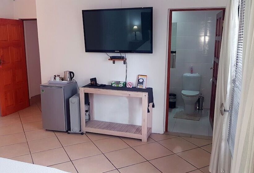 Six Valk Avenue Guest House