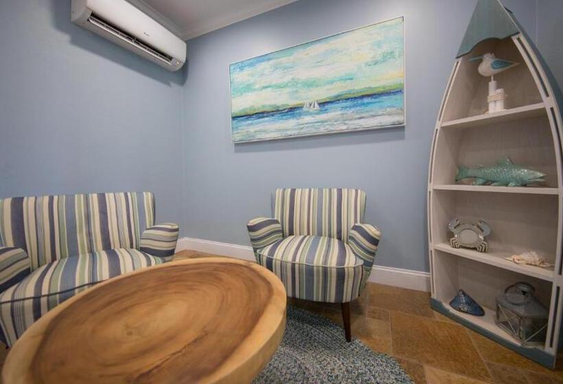 Family Friendly Direct Oceanfront Sanibel 303