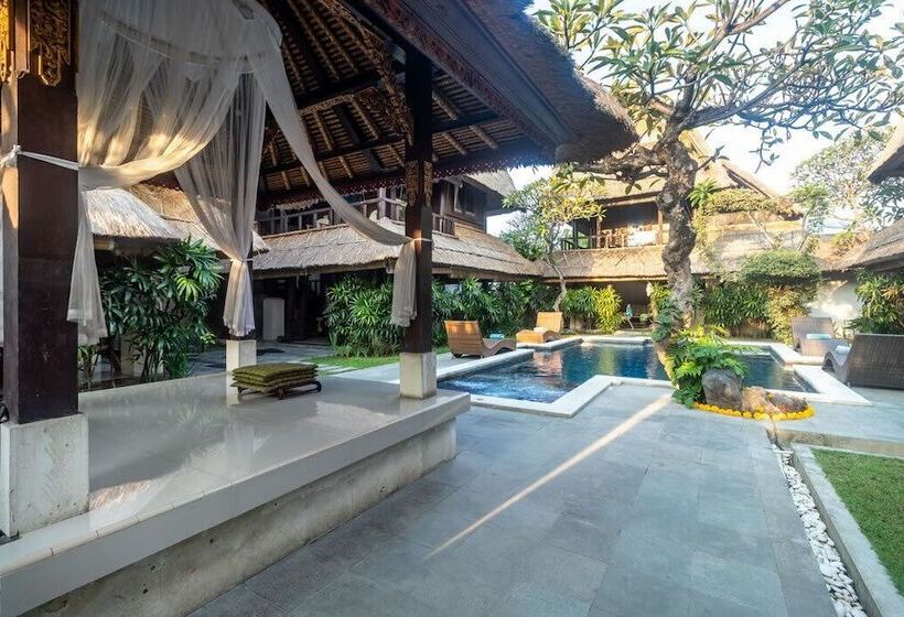 בית מלון כפרי Radiant Jepun Villa