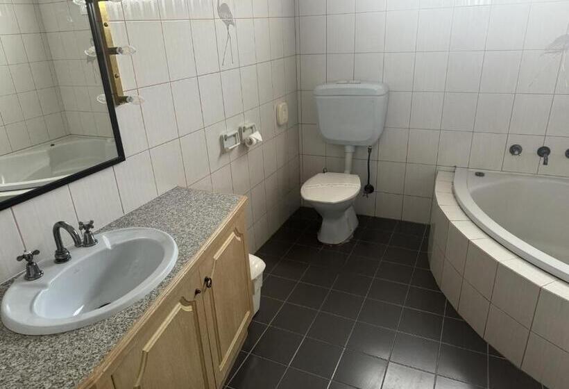 מוטל Charles Sturt Motor Inn