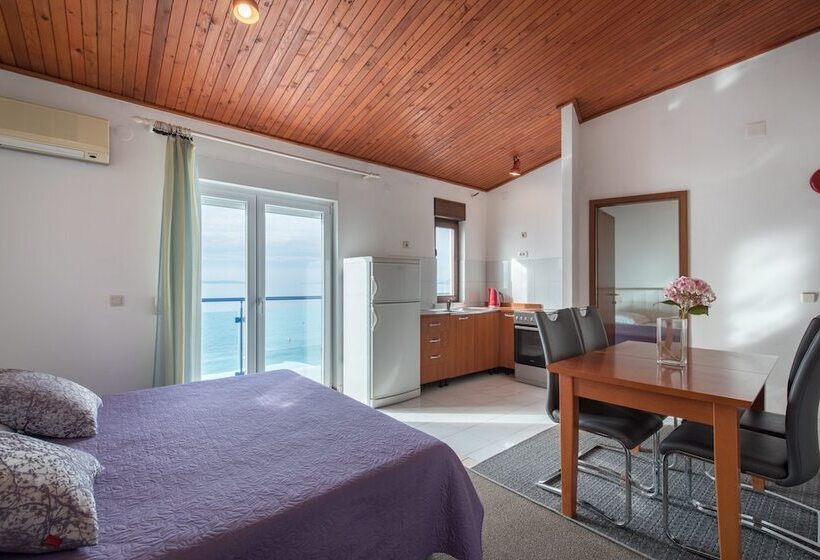 بنسيون Beachfront Villa Mediteran