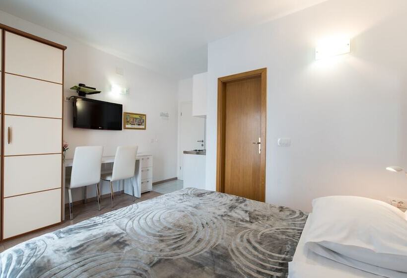 بنسيون Beachfront Villa Mediteran