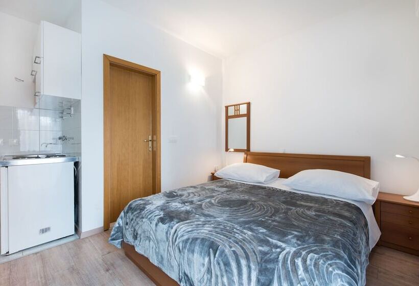 بنسيون Beachfront Villa Mediteran