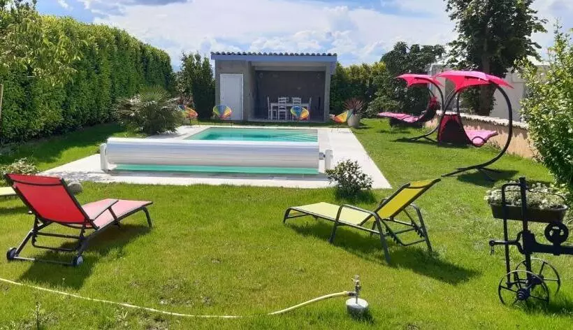 تختخواب و صبحانه La Clé Des Champs