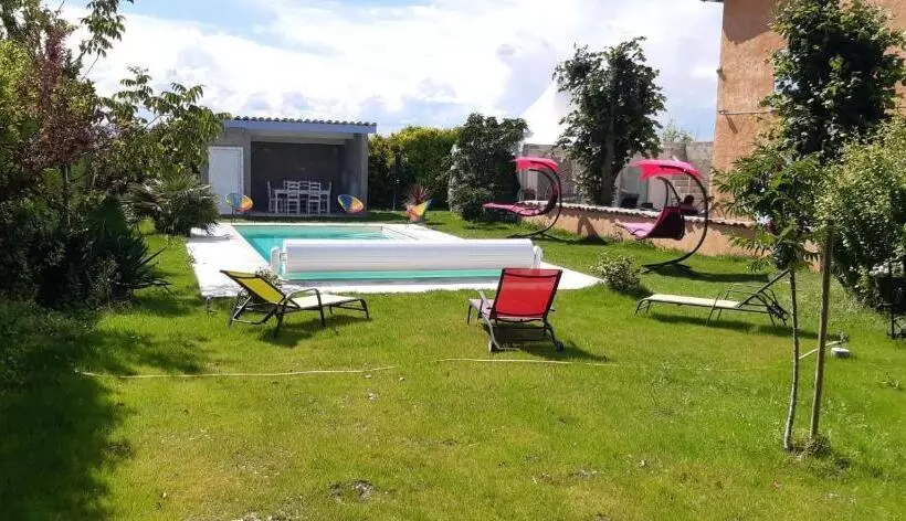 تختخواب و صبحانه La Clé Des Champs