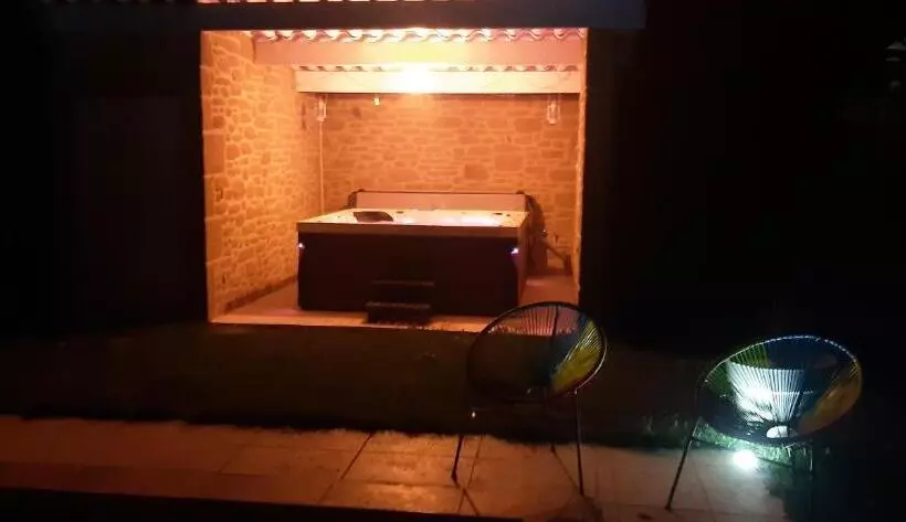 تختخواب و صبحانه La Clé Des Champs