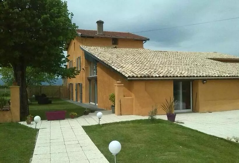 تختخواب و صبحانه La Clé Des Champs