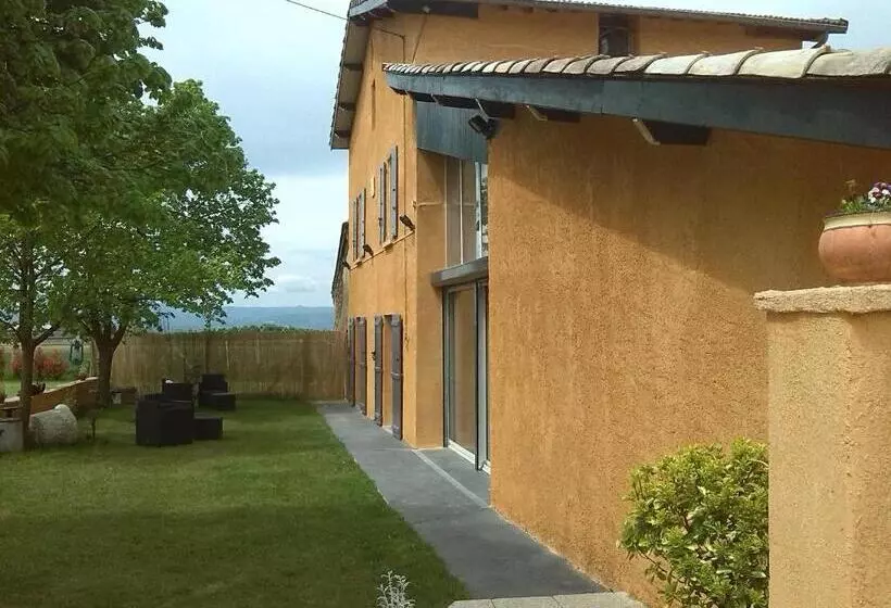 تختخواب و صبحانه La Clé Des Champs