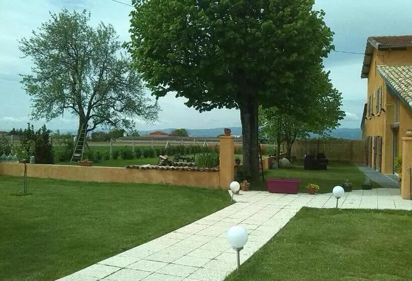 تختخواب و صبحانه La Clé Des Champs