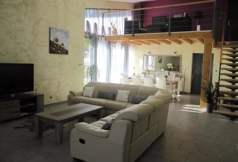 تختخواب و صبحانه La Clé Des Champs