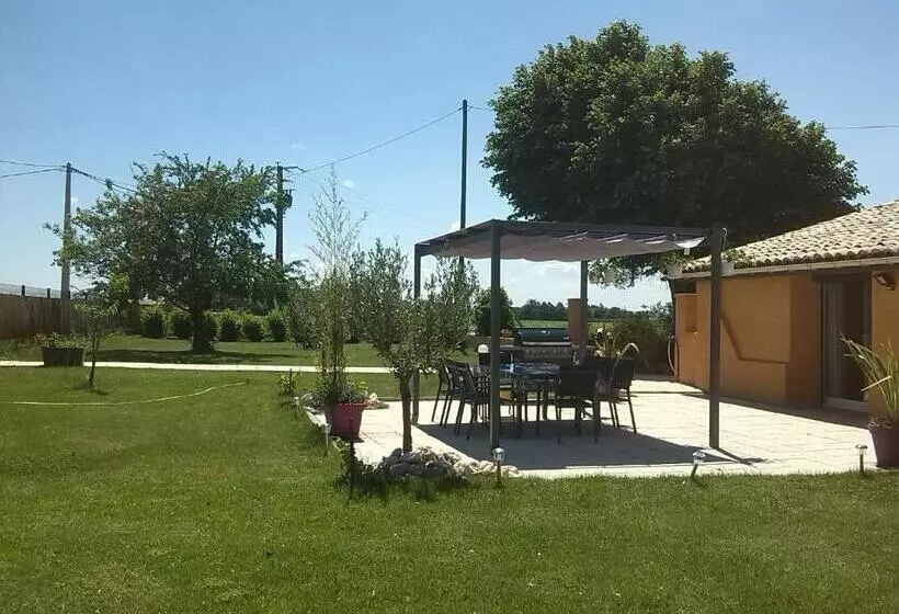 تختخواب و صبحانه La Clé Des Champs