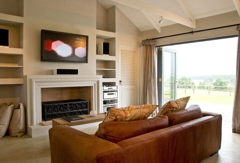 Country House At Kay & Monty