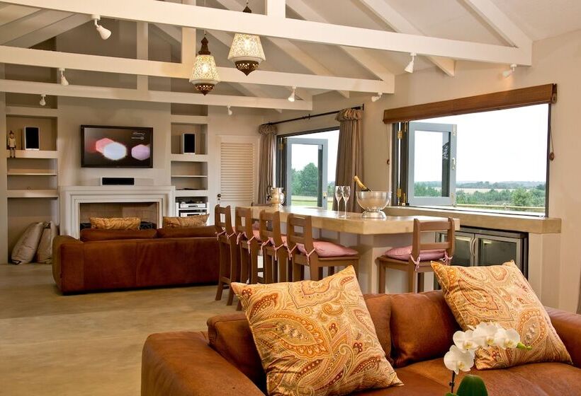 Country House At Kay & Monty