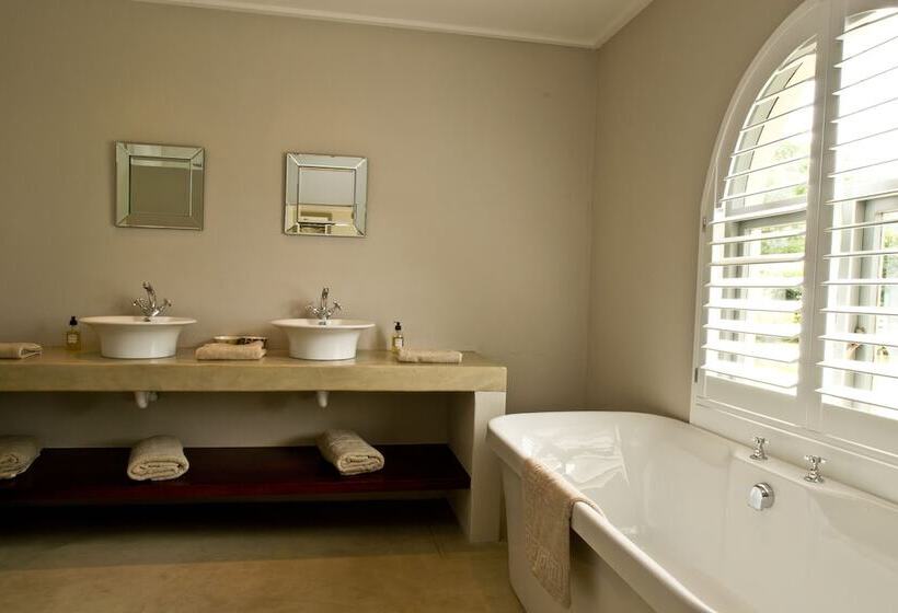 Country House At Kay & Monty