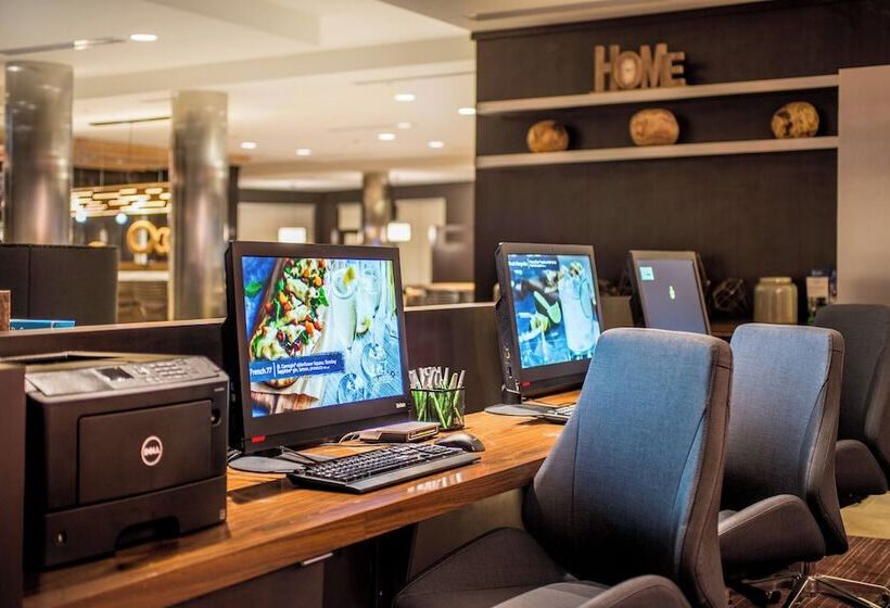 ホテル Courtyard By Marriott Detroit Farmington