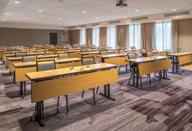 ホテル Courtyard By Marriott Detroit Farmington