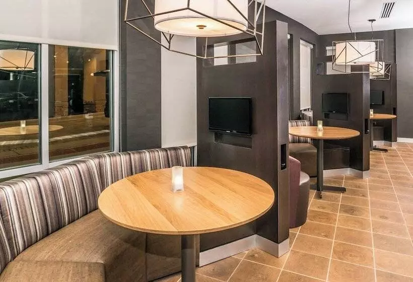 ホテル Courtyard By Marriott Detroit Farmington