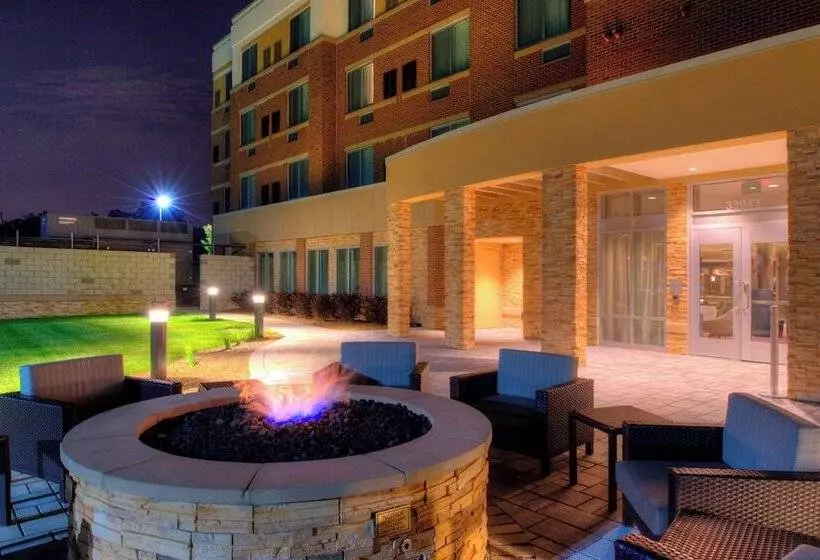 ホテル Courtyard By Marriott Detroit Farmington