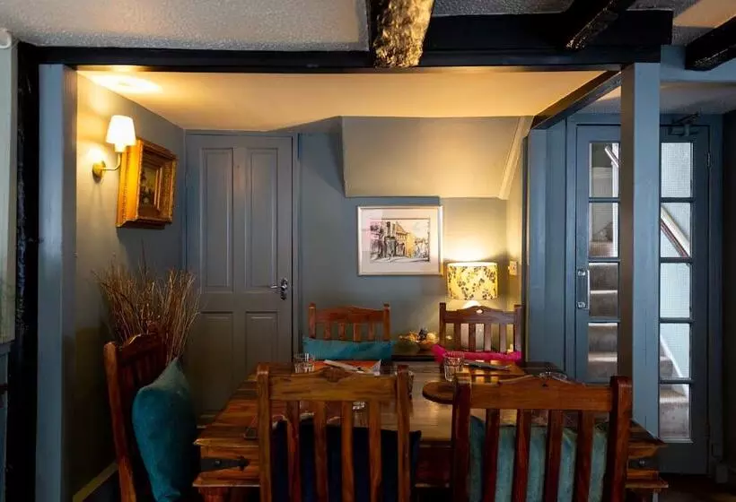 هتل Queens Head