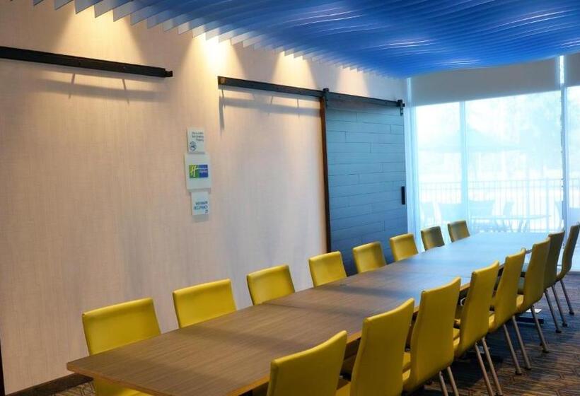 Отель Holiday Inn Express & Suites Jacksonville W I295 And I10, An Ihg