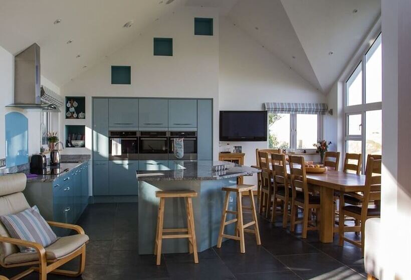 بنسيون Holywell Bay B&b