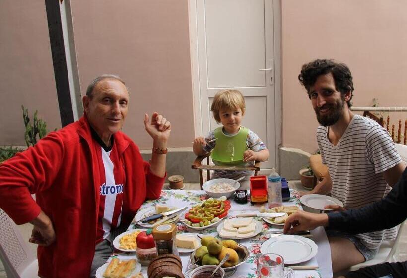 تختخواب و صبحانه Guesthouse Levani