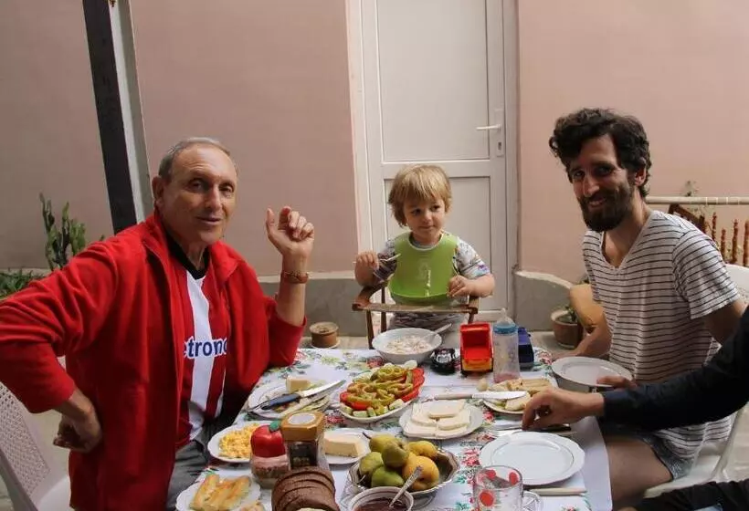 تختخواب و صبحانه Guesthouse Levani