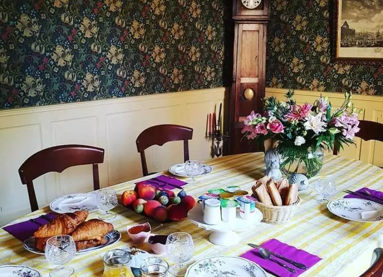 تختخواب و صبحانه Chez Louise