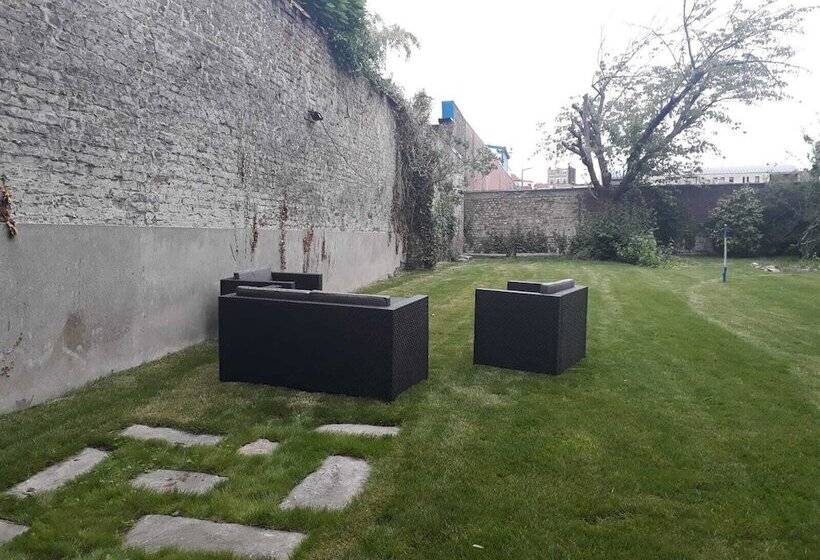 تختخواب و صبحانه La Maison Bleue De Roubaix