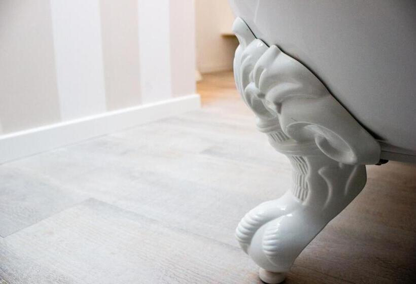 تختخواب و صبحانه Lequatorze