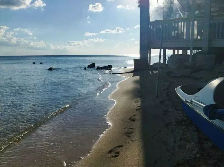 هتل Coral Harbour Beach House And Villas