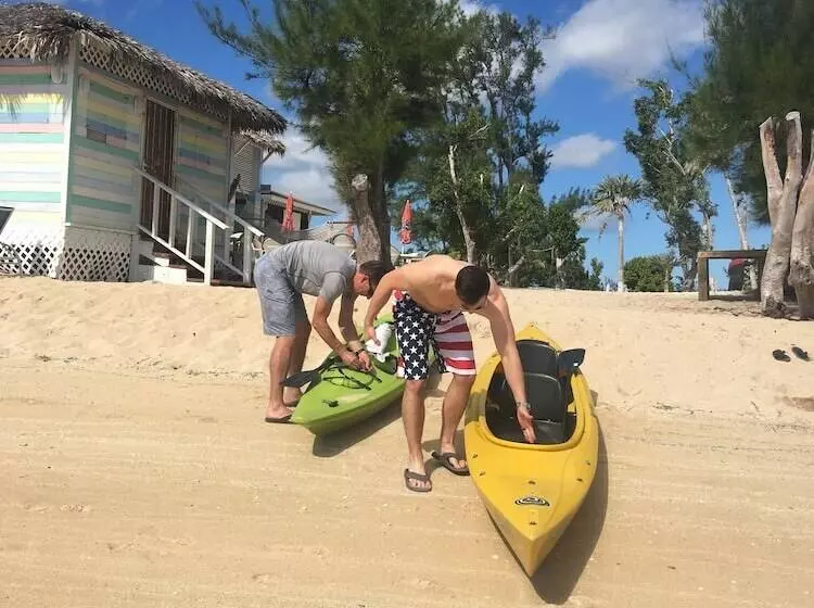 هتل Coral Harbour Beach House And Villas