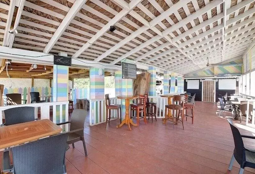هتل Coral Harbour Beach House And Villas