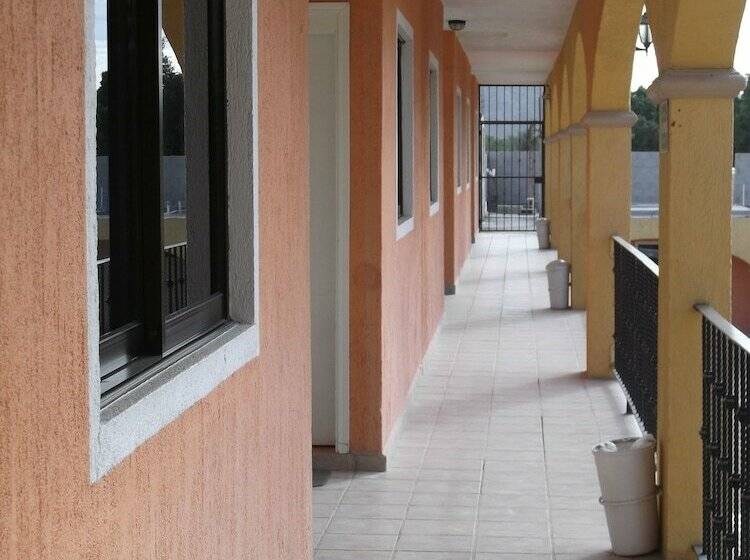 هتل Plaza Los Arcos