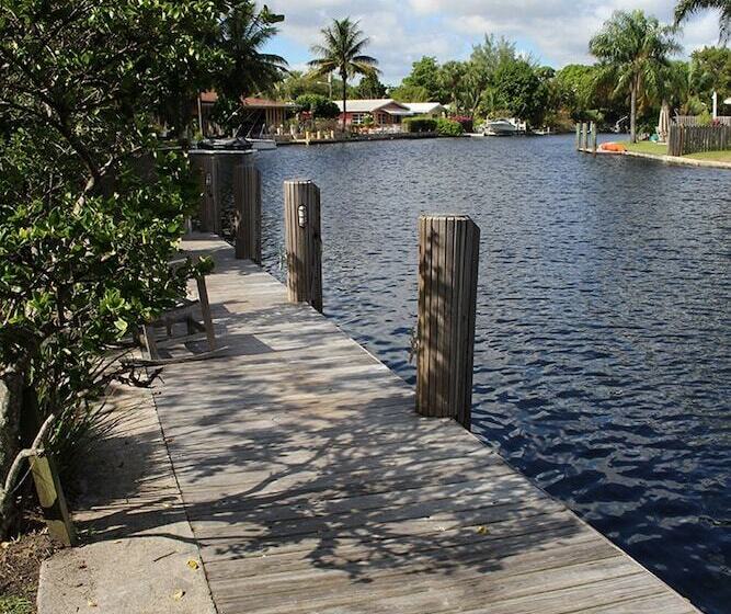 Отель The Cabanas Guesthouse & Spa   Gay Resort Catering To Gay Men