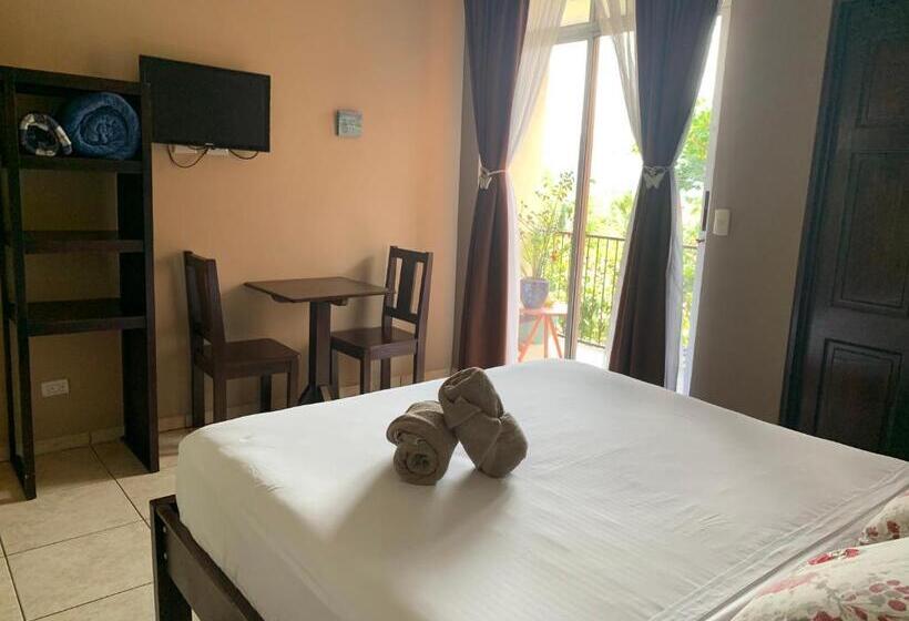 Общежитие Casa De Lis Hotel & Tourist Info Centre