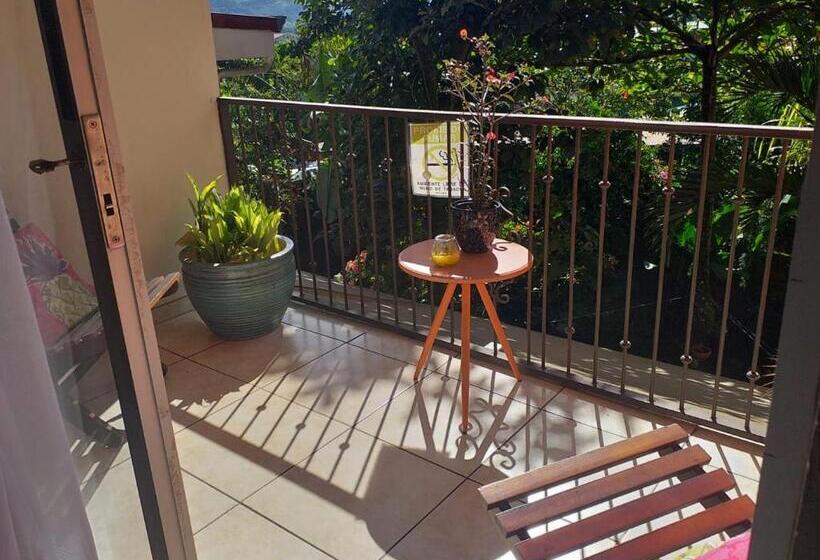 Общежитие Casa De Lis Hotel & Tourist Info Centre