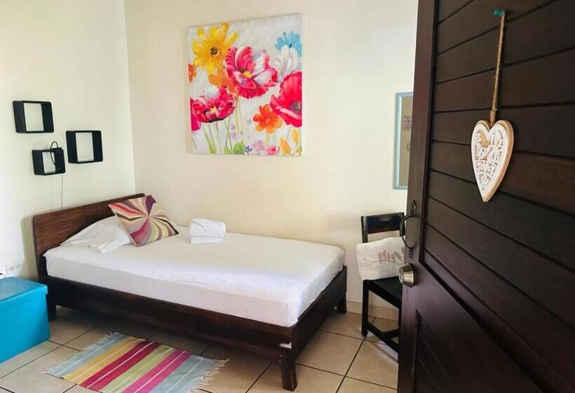 Общежитие Casa De Lis Hotel & Tourist Info Centre