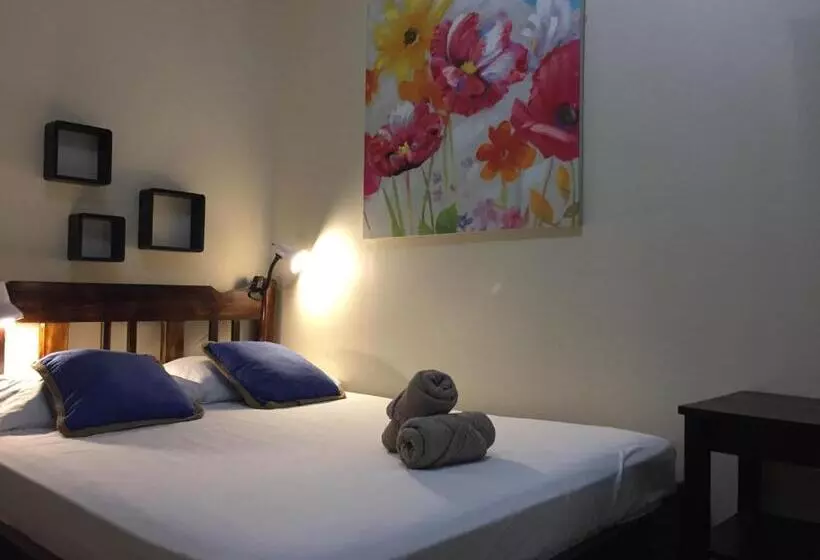 ユースホステル Casa De Lis Hotel & Tourist Info Centre