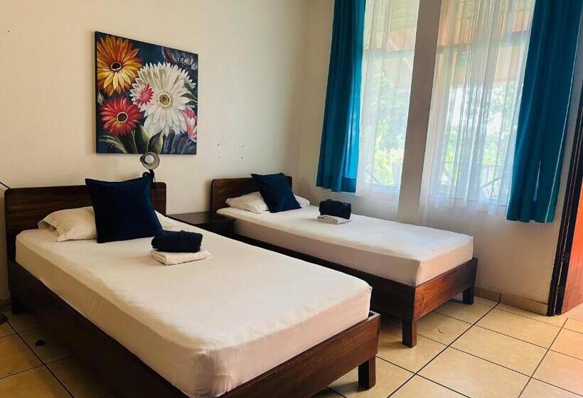 Общежитие Casa De Lis Hotel & Tourist Info Centre