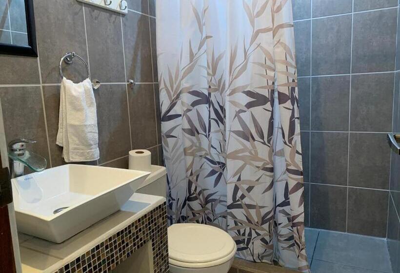 Общежитие Casa De Lis Hotel & Tourist Info Centre