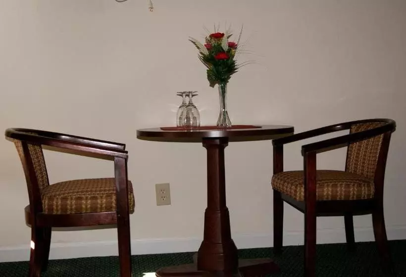 Hotelli American Inn And Suites