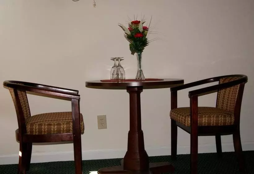 Hotelli American Inn And Suites
