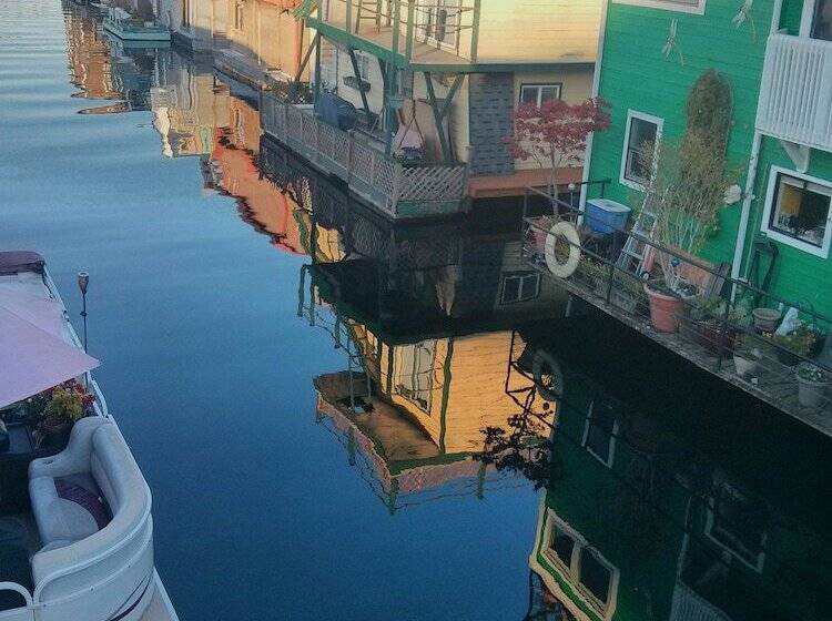 בית מלון כפרי A Float Home B&b In Fisherman’s Wharf