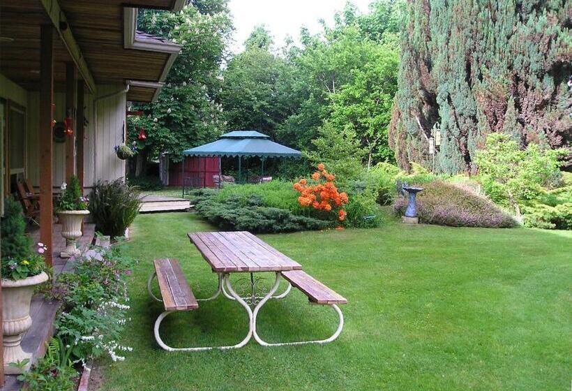 فندق Cedar Wood Lodge Bed & Breakfast Inn