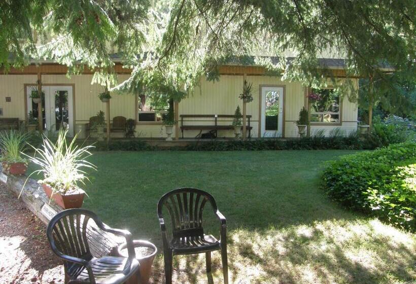فندق Cedar Wood Lodge Bed & Breakfast Inn
